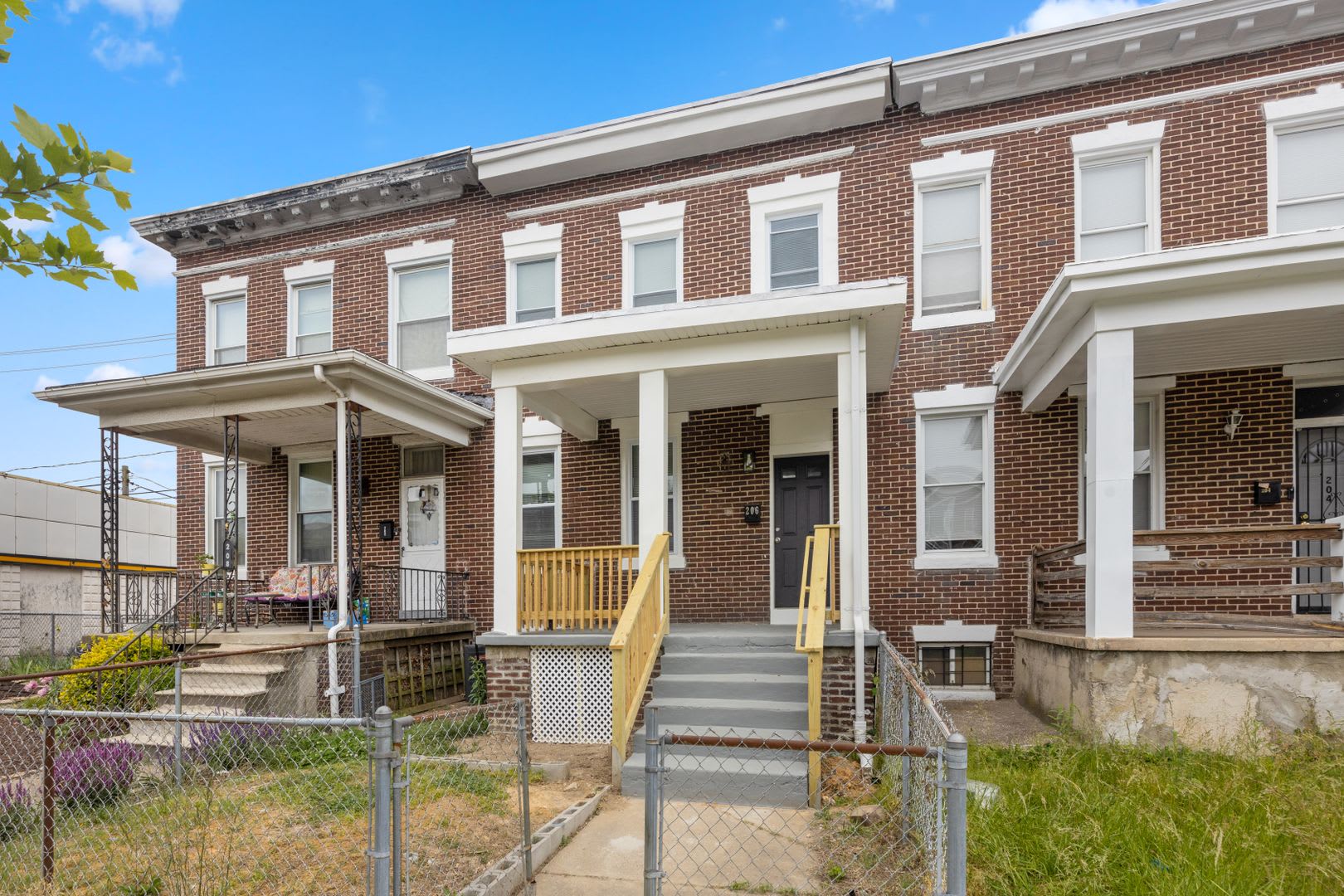 Newly Renovated 4 Bedroom Townhome For Rent – photo 1
