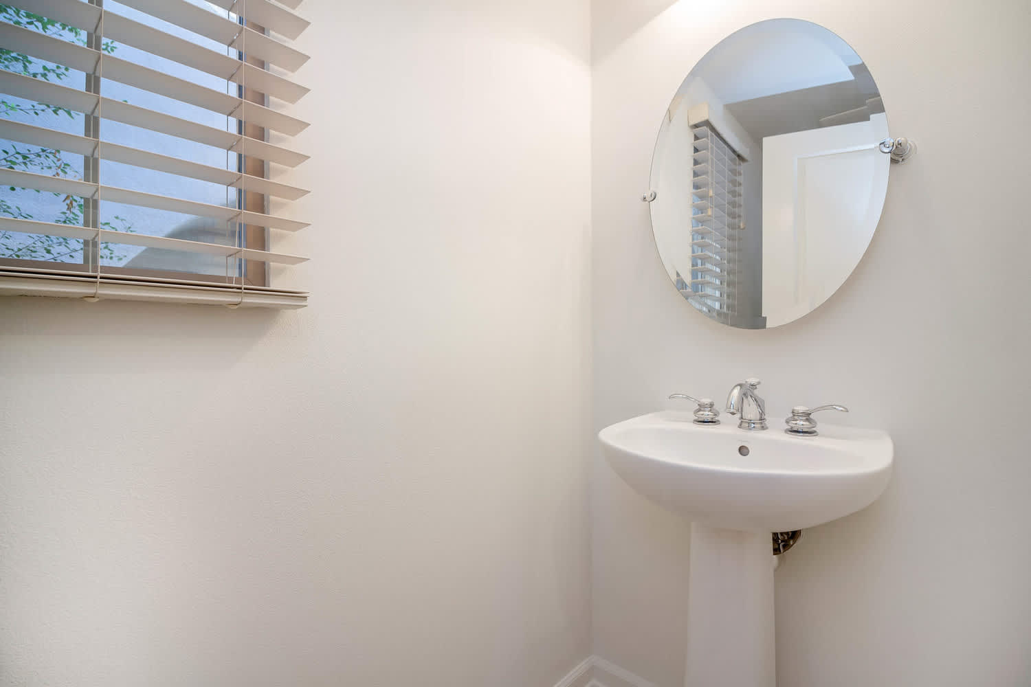 Nestled in the Woodbury Community- detached 2-bedroom Bowen Court Town Home – photo 4