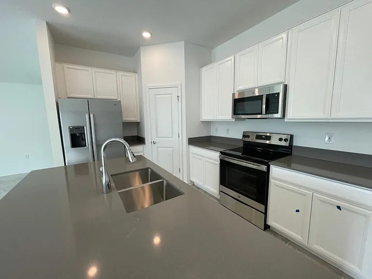 Single family home in Davenport minutes away from Posner shopping center! – photo 3
