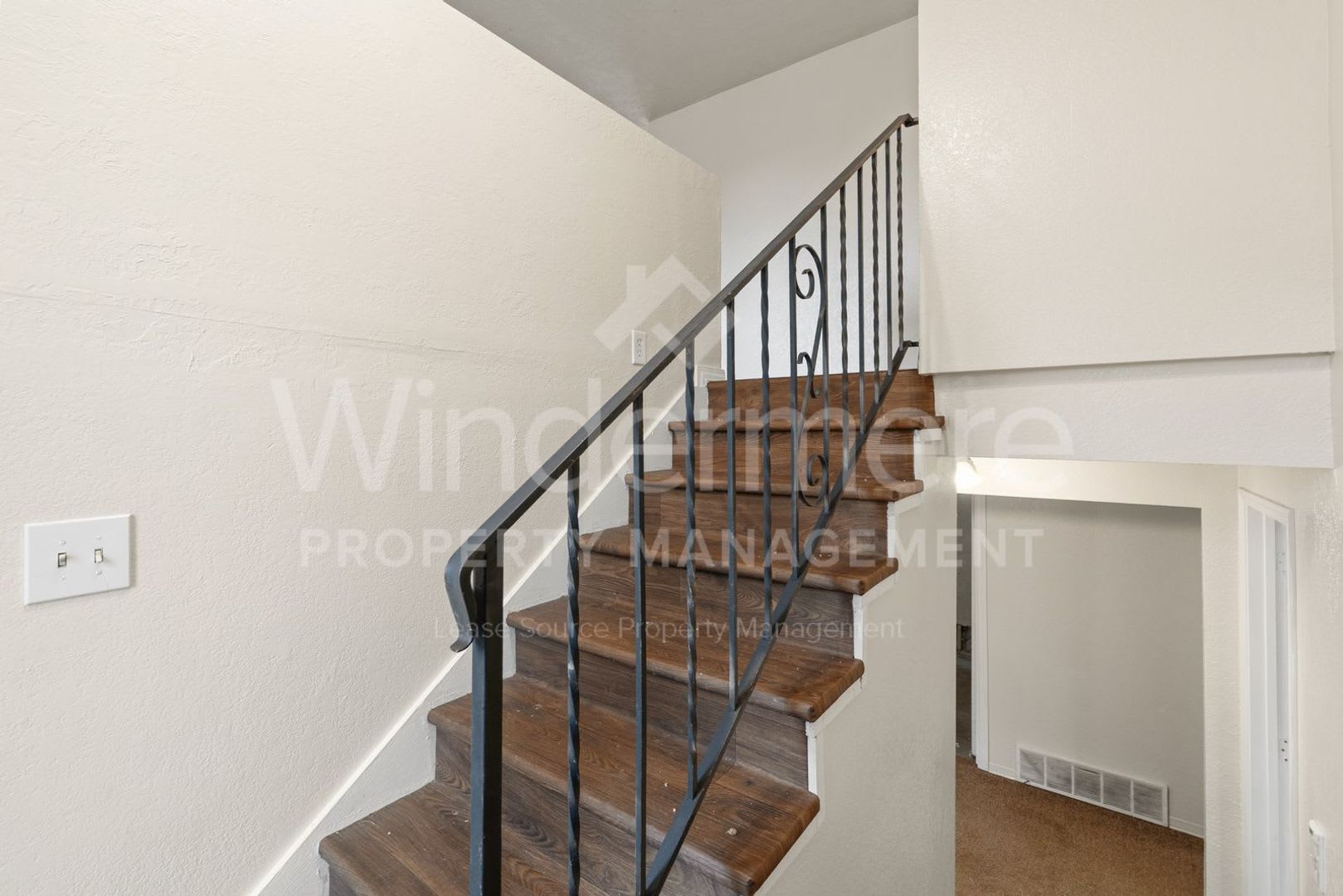 Charming 4-Bedroom Home with Garage & Spacious Yard! – photo 5