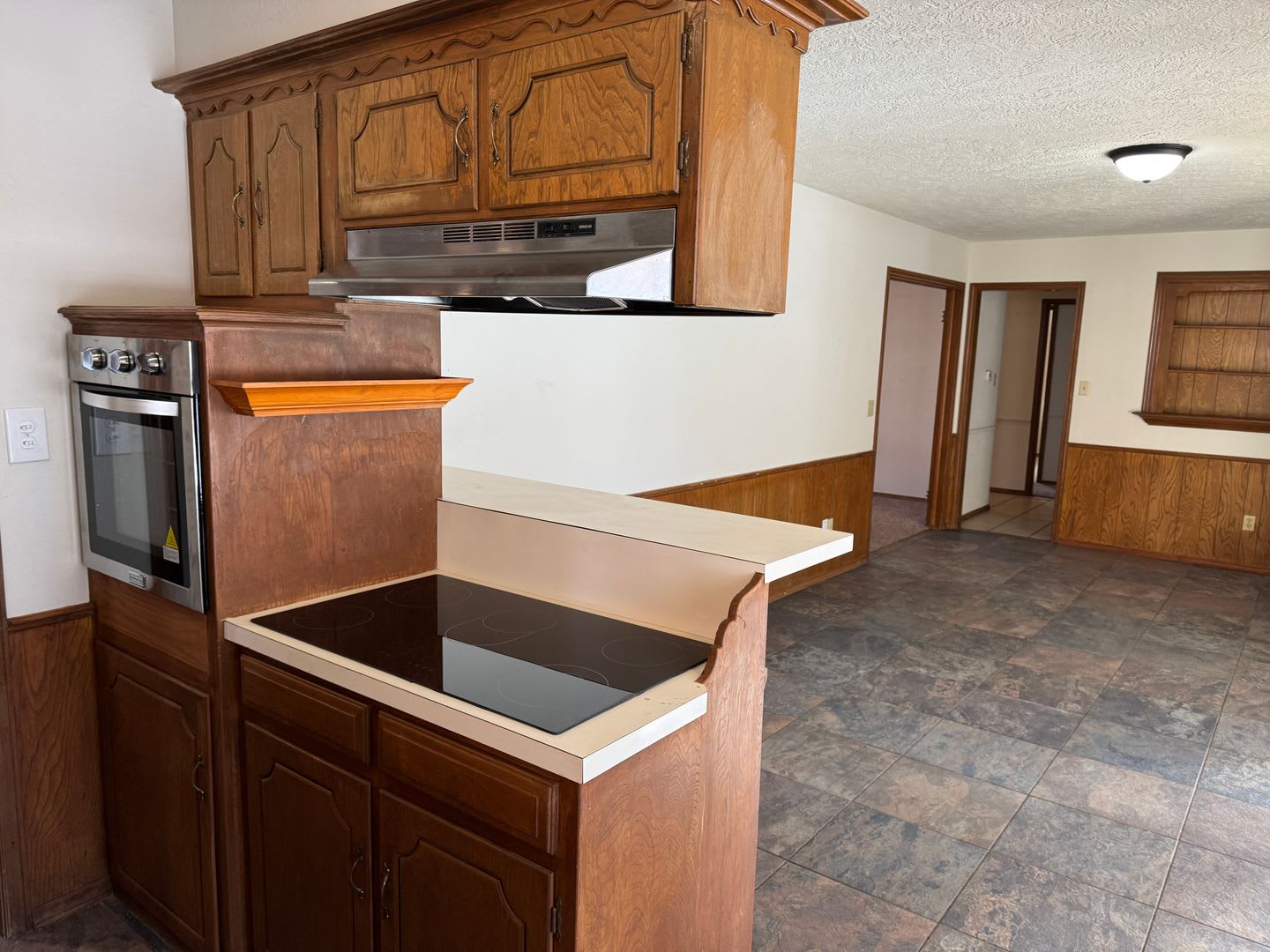3 bed, 2 bath, 2 car with 2 extra living spaces! Located close to everything Norman has to offer! – photo 4