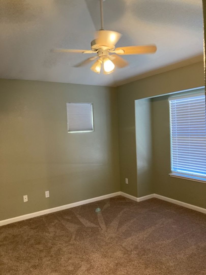 Lovely 3 bedroom, 2.5 bath home available now in Santa Rosa! – photo 4