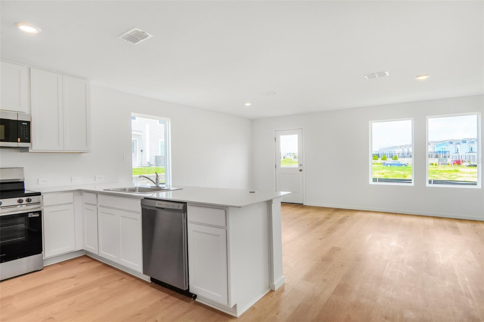 931 PHOENIX Street – photo 5
