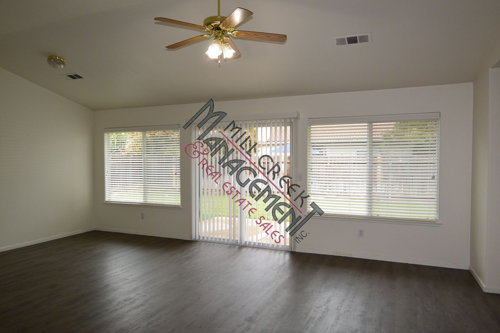 3 Bedroom 2 Bathroom Home in SW Visalia! Close to Shopping and Restaurants! – photo 2