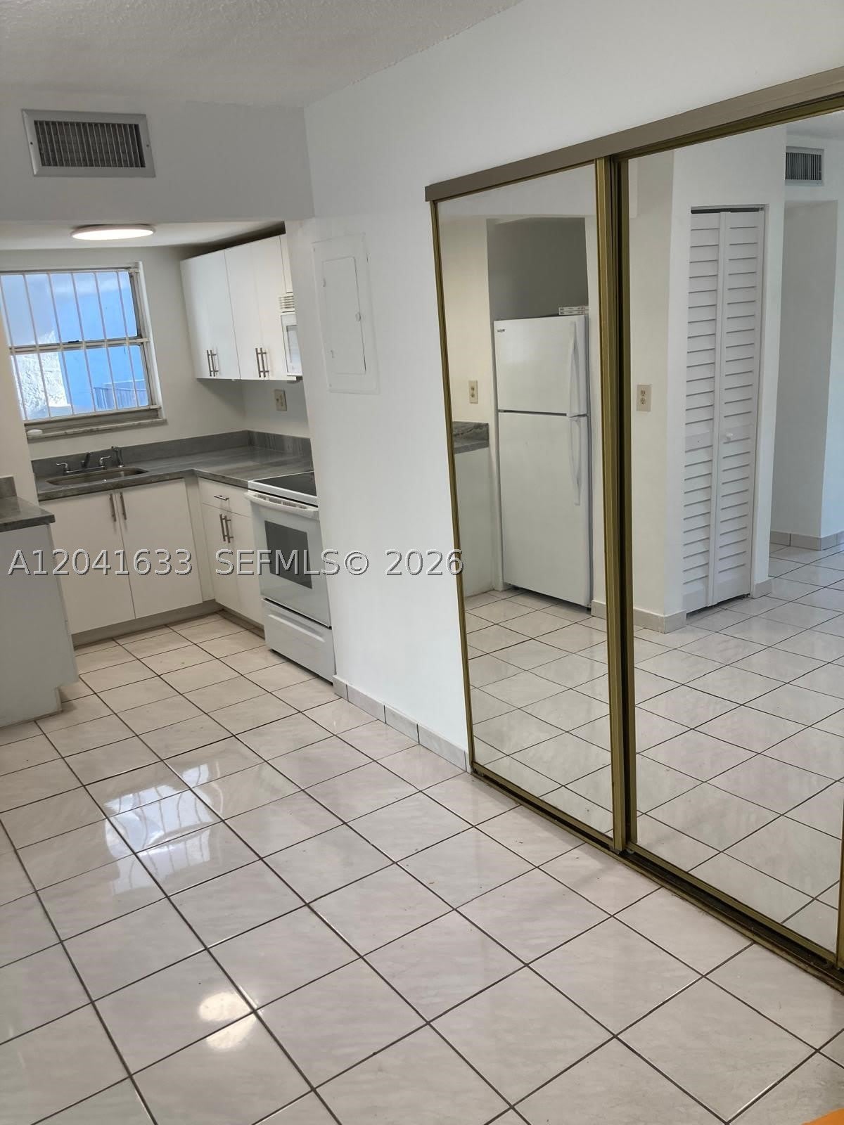 210 Fontainebleau Blvd – photo 4