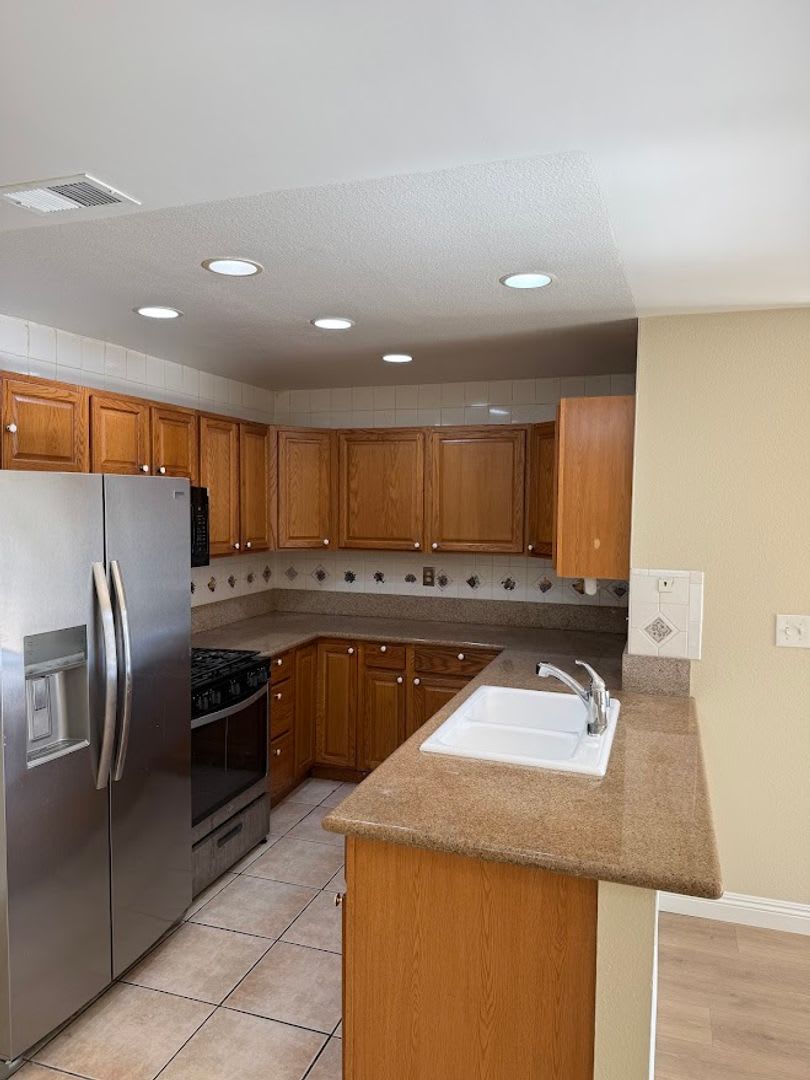 Beautiful 3 Bedroom, 2 Bathroom, Simi Valley Condominium, Ready for Move-In! – photo 3