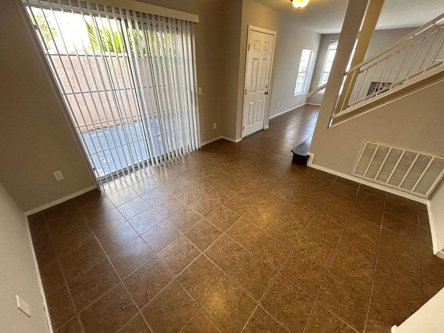 Limited Time Only 500 Off Second Months Rent Inviting Home With Open Layout In A Prime Northwest Location – photo 4