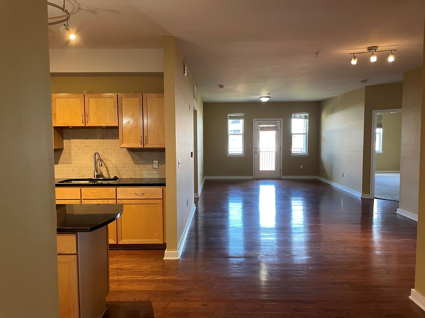 Sleek City Living: Oversized 2BR with Open Floor Plan – photo 4