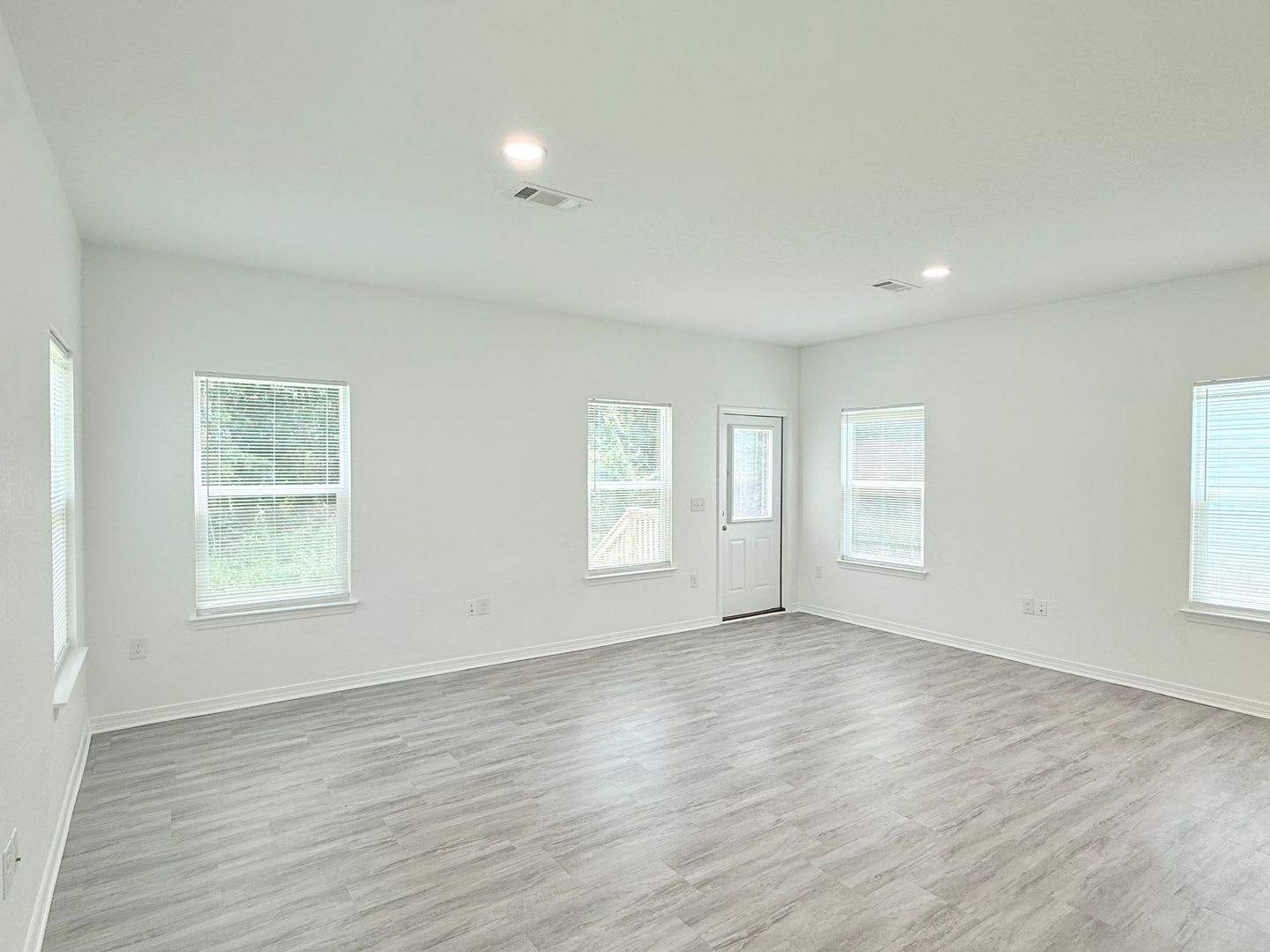 Spacious 4 Bedroom Townhome – photo 3