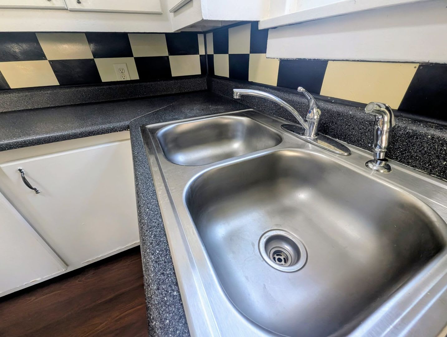 Remodeled 2-Bedroom Home with Main Floor Laundry & Off-Street Parking – photo 4