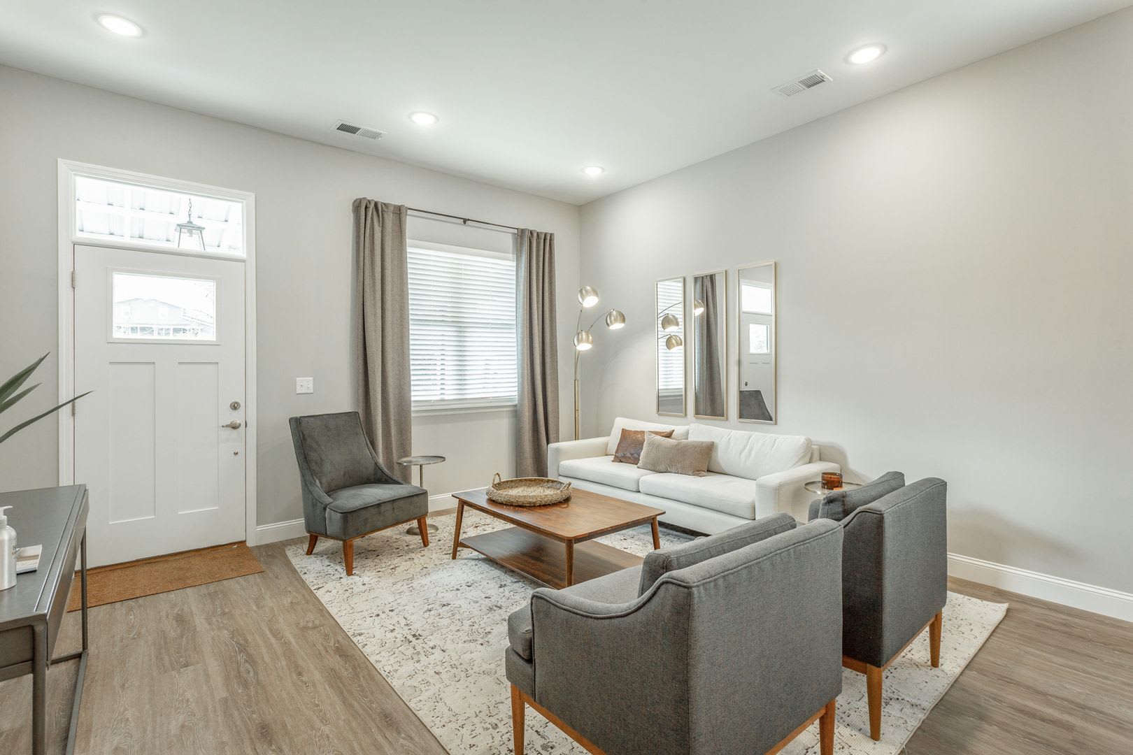 Modern 4 Bedroom Home in Red Bank – photo 5
