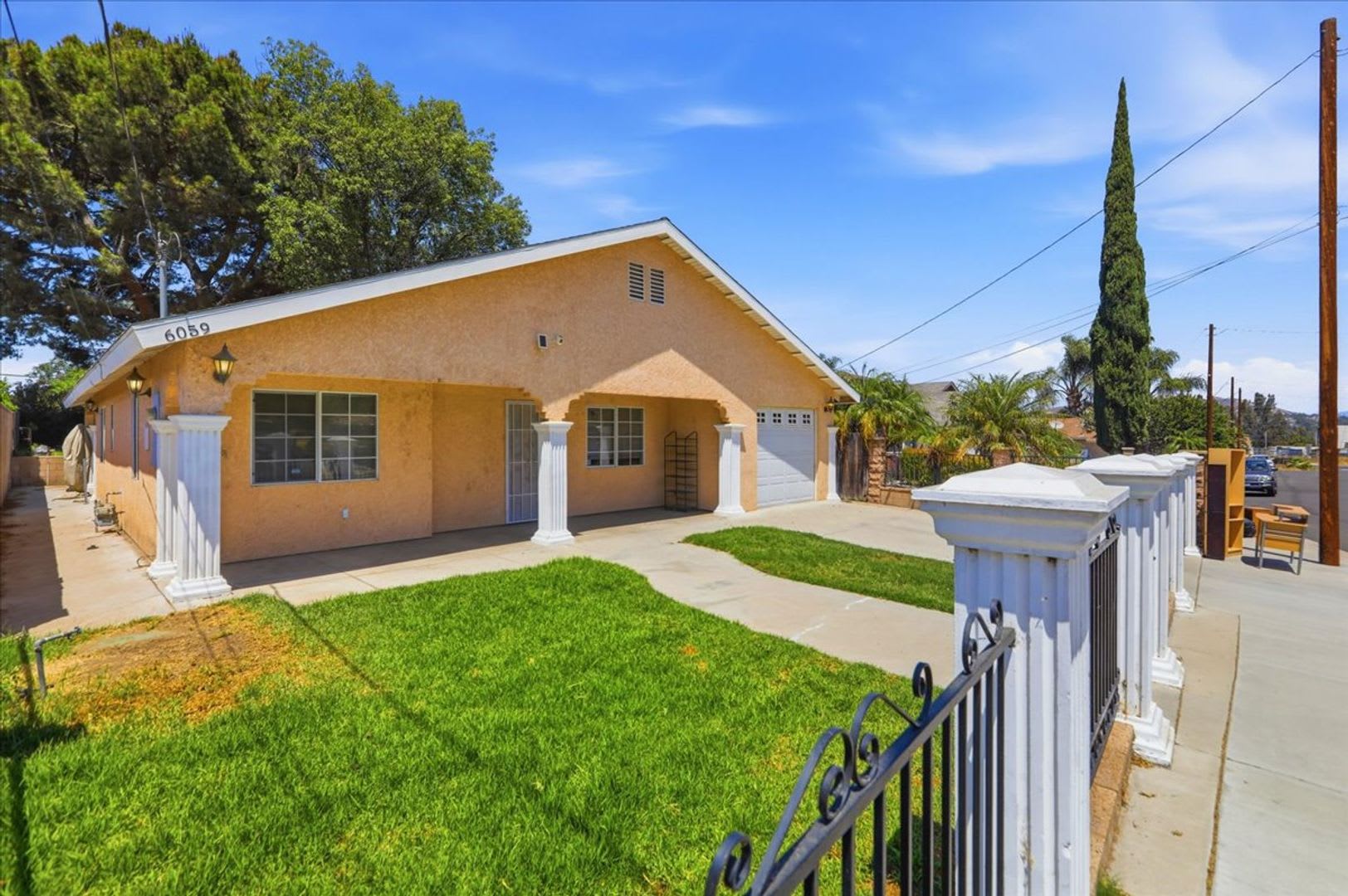 Spacious Home Generous Yard Great Riverside Location – photo 2