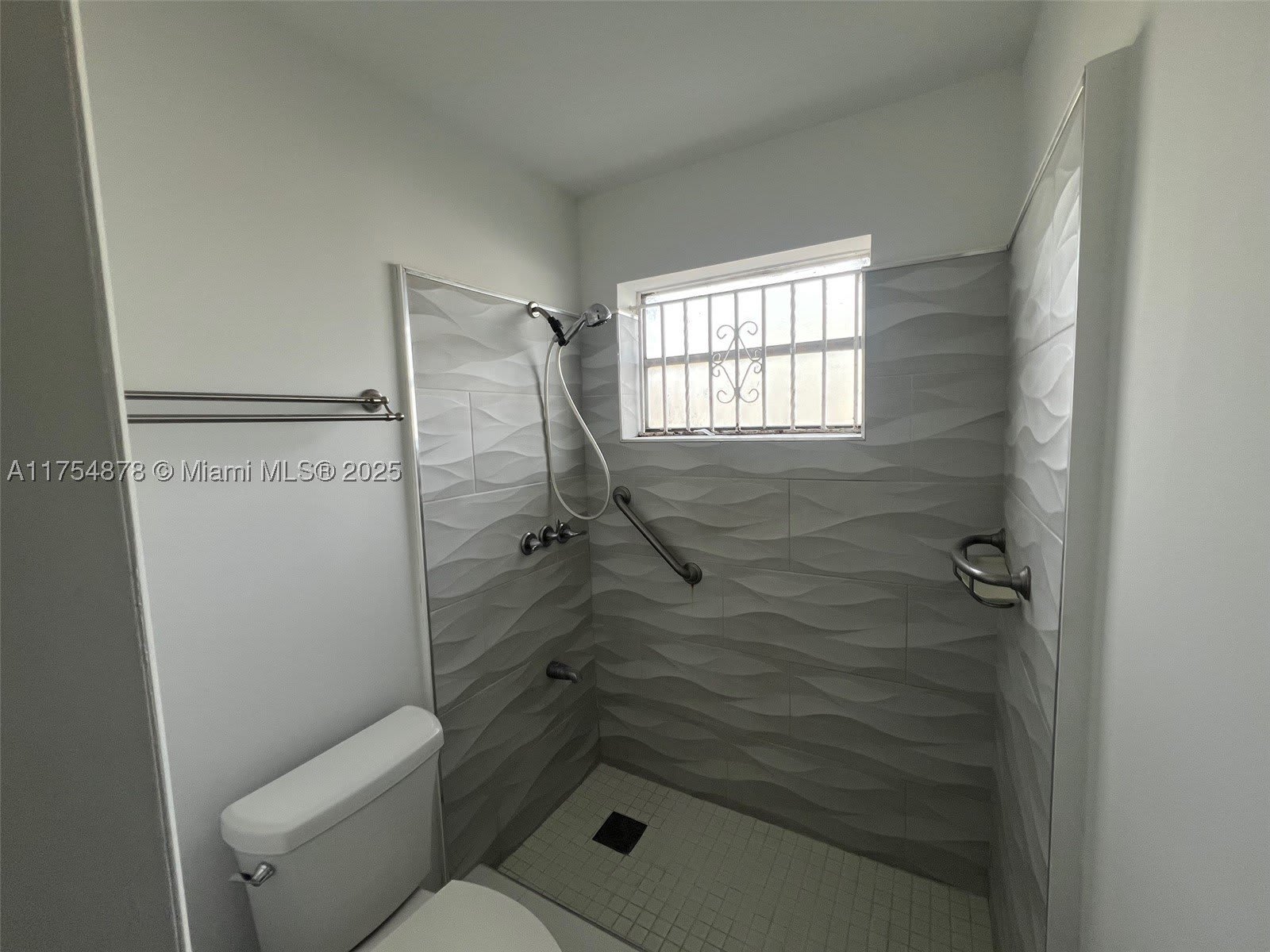 887 W 29th St – photo 5