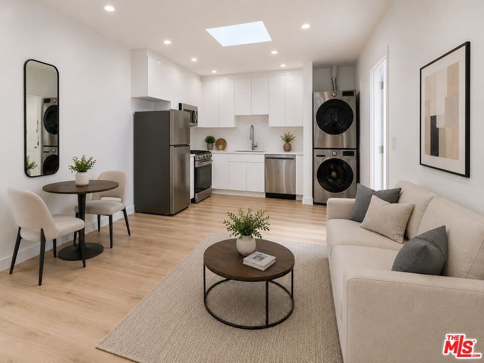 233 N Berendo St – photo 2