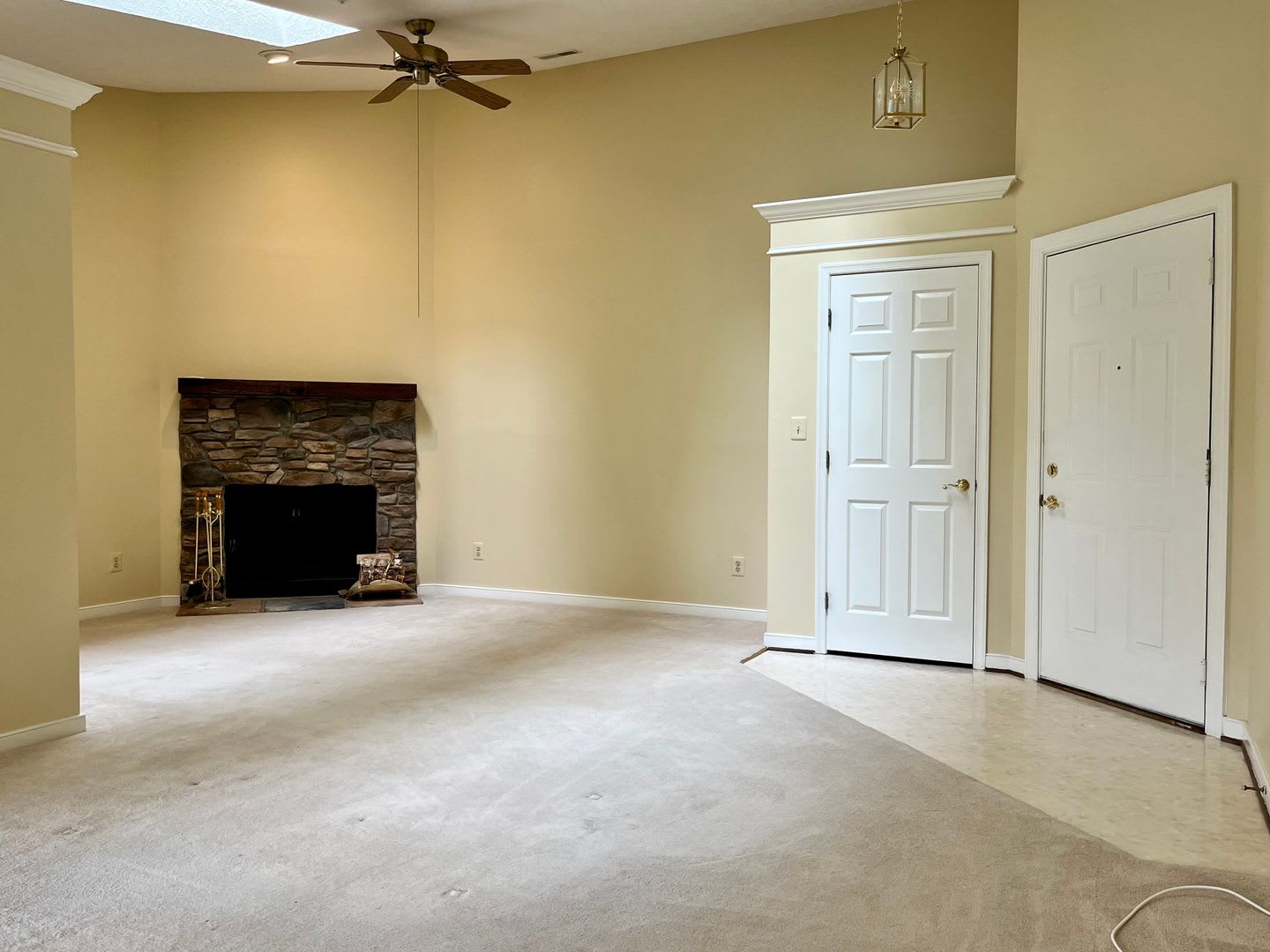 Charming 2 Bedroom/2 Bathroom Apartment Unit in Pond Condos! – photo 4
