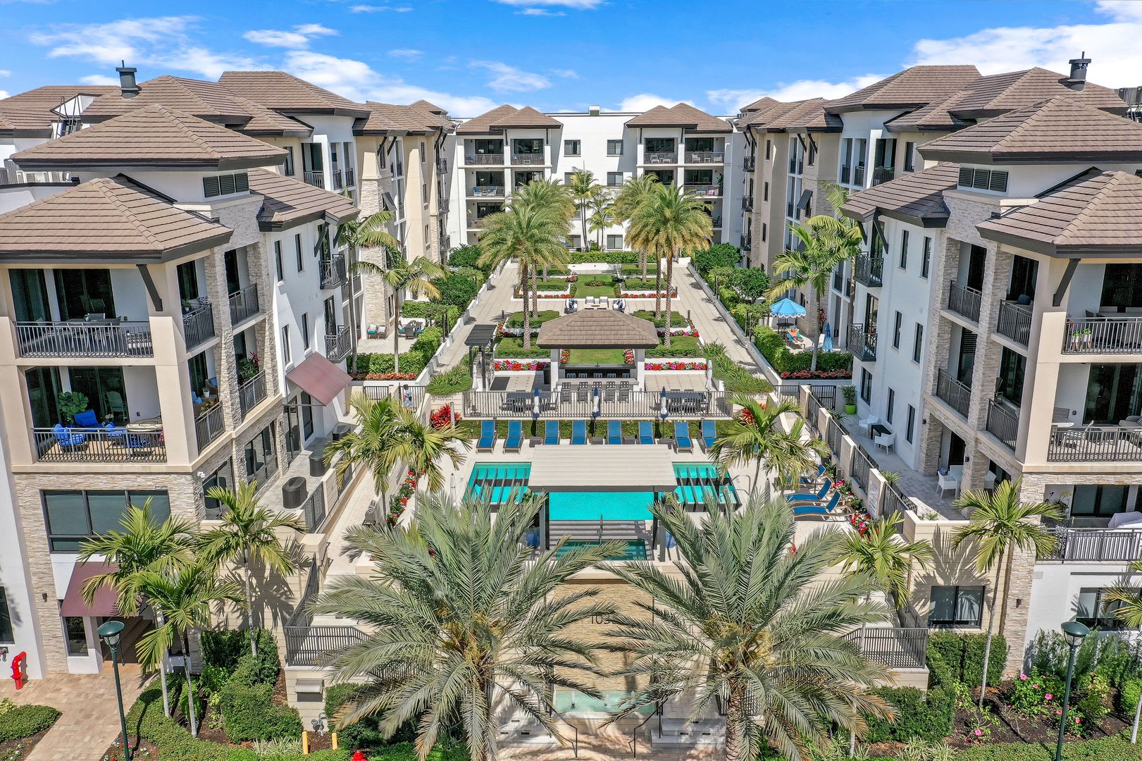 Luxury Living Meets Prime Location Naples Square 2 2 Condo With Expansive Terrace – photo 3