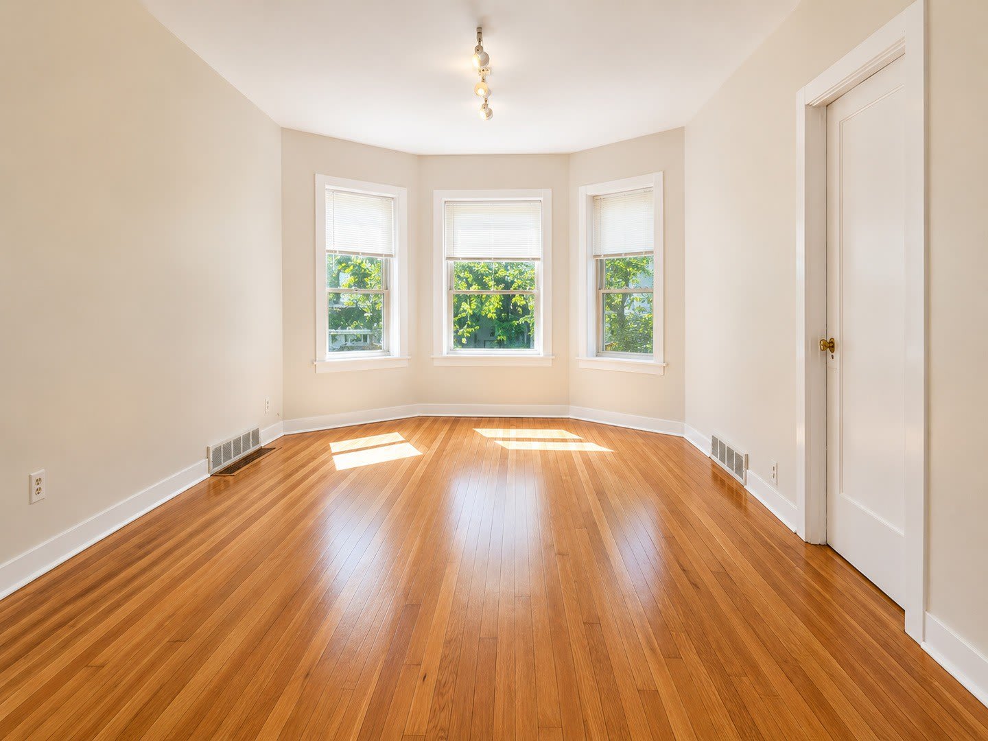 3709 N BOSWORTH Avenue – photo 2