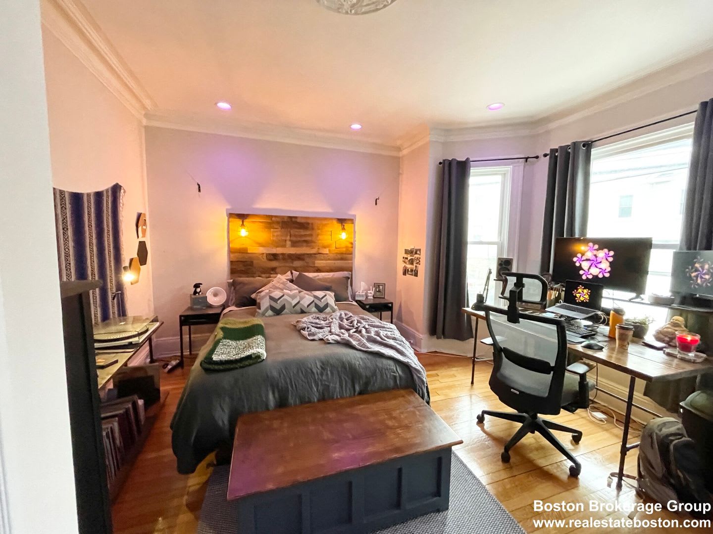Perfect apartment for Social Students near NEU! Spacious, Yard, Parking & more! – photo 1