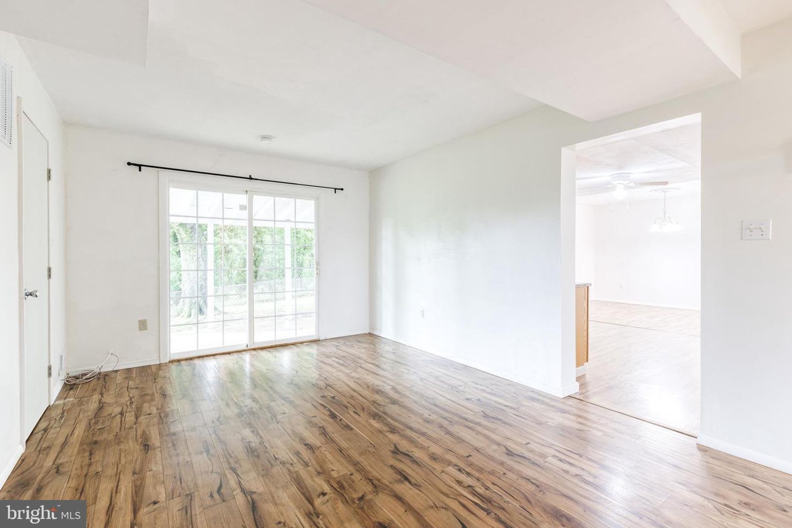 Welcome to this beautifully updated 5bd 2.5bth home! – photo 4