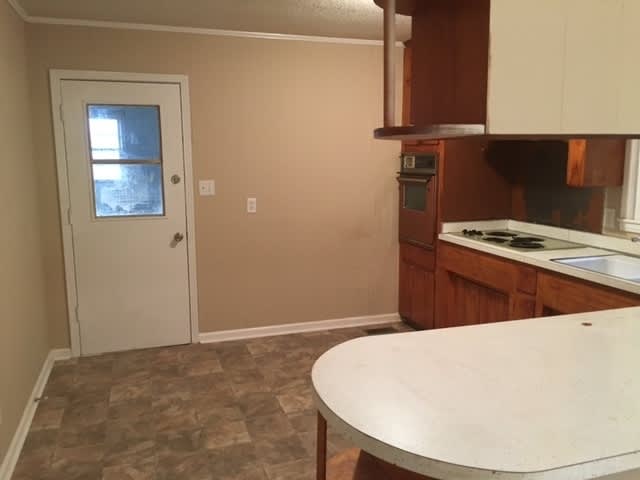500 Move In Special 500 Off The First Month S Rent A Must See 3 2 Charming Brick Ranch With A Newly Renovated Kitchen – photo 4