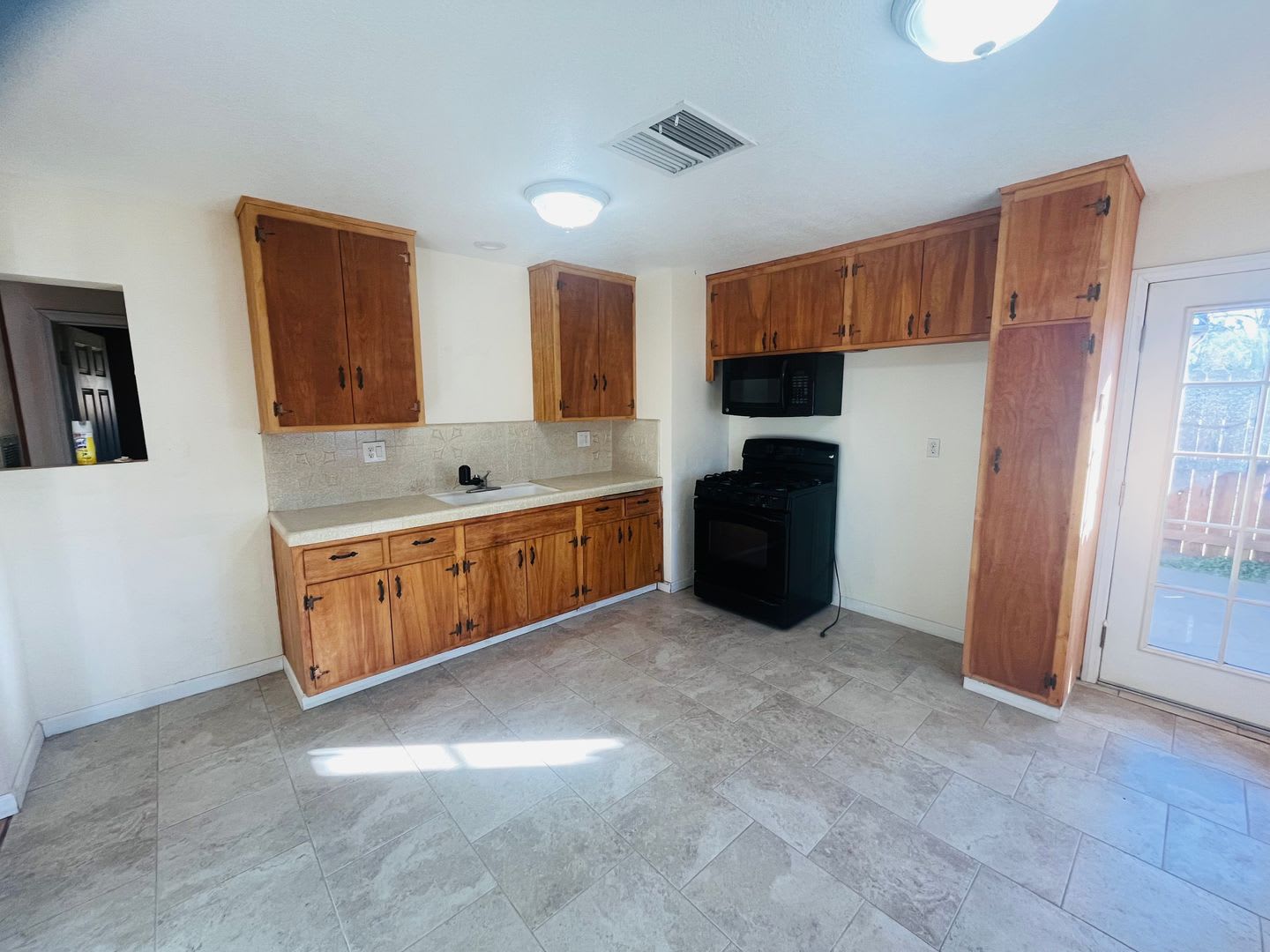 2 Bedroom 1 Bathroom Home! – photo 4