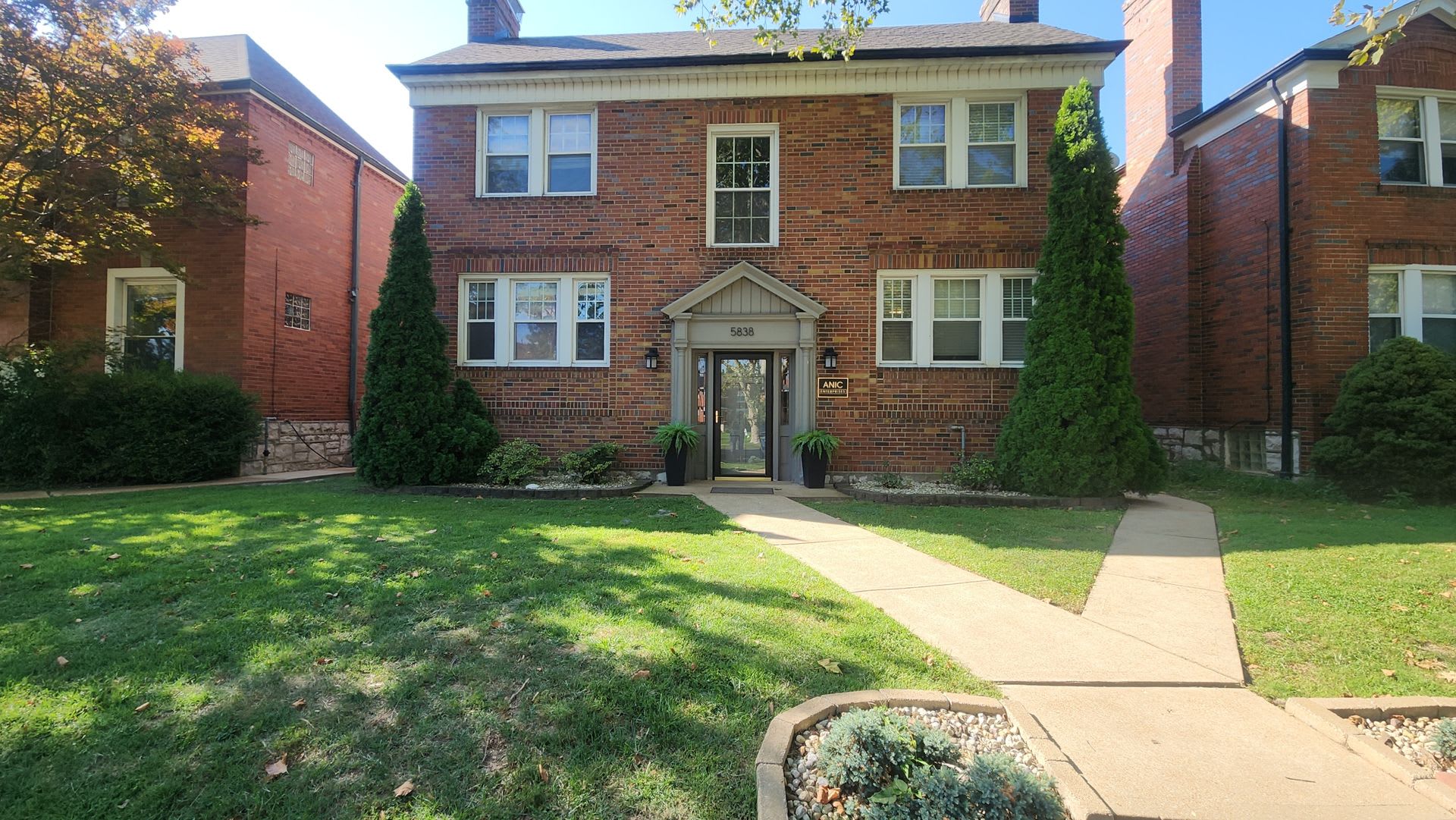 One Bedroom Apartment with Garage Parking! – photo 1