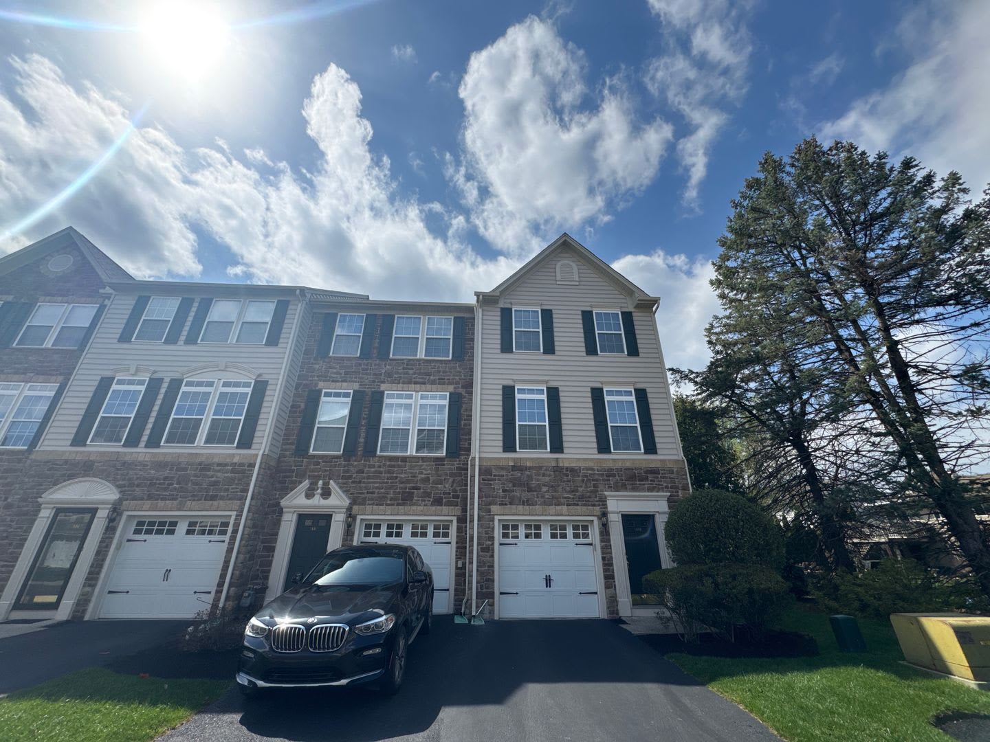 Stylish End-Unit Townhome on Oakridge Lane – Hellertown, PA – photo 2