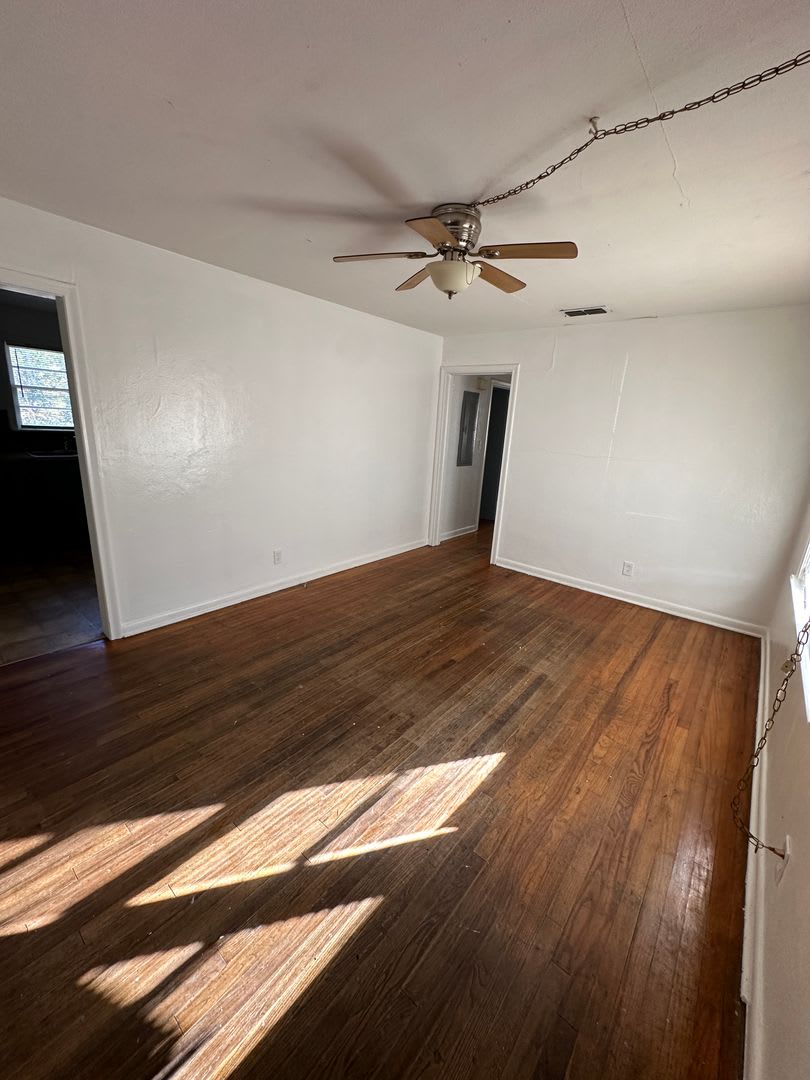 3 bedroom 1 bath house with a large back yard! Available now! – photo 2