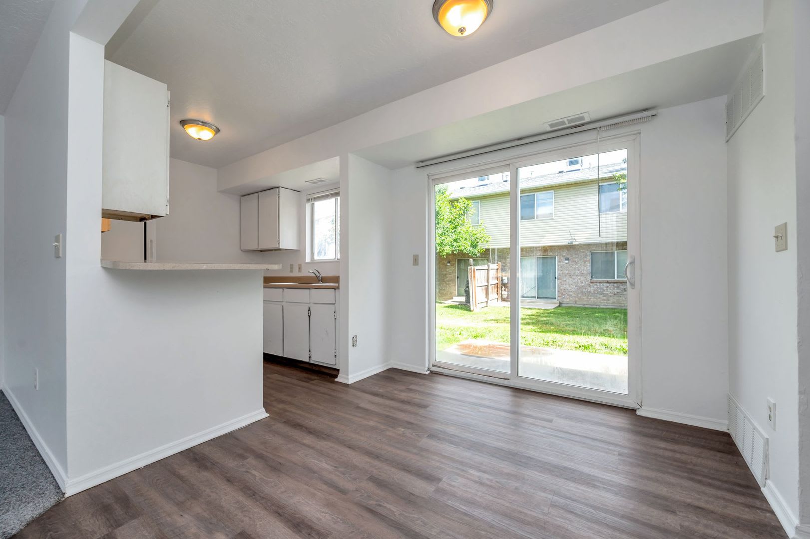 Spacious 4 Bedroom Townhome in SLC w 1 car garage – photo 4