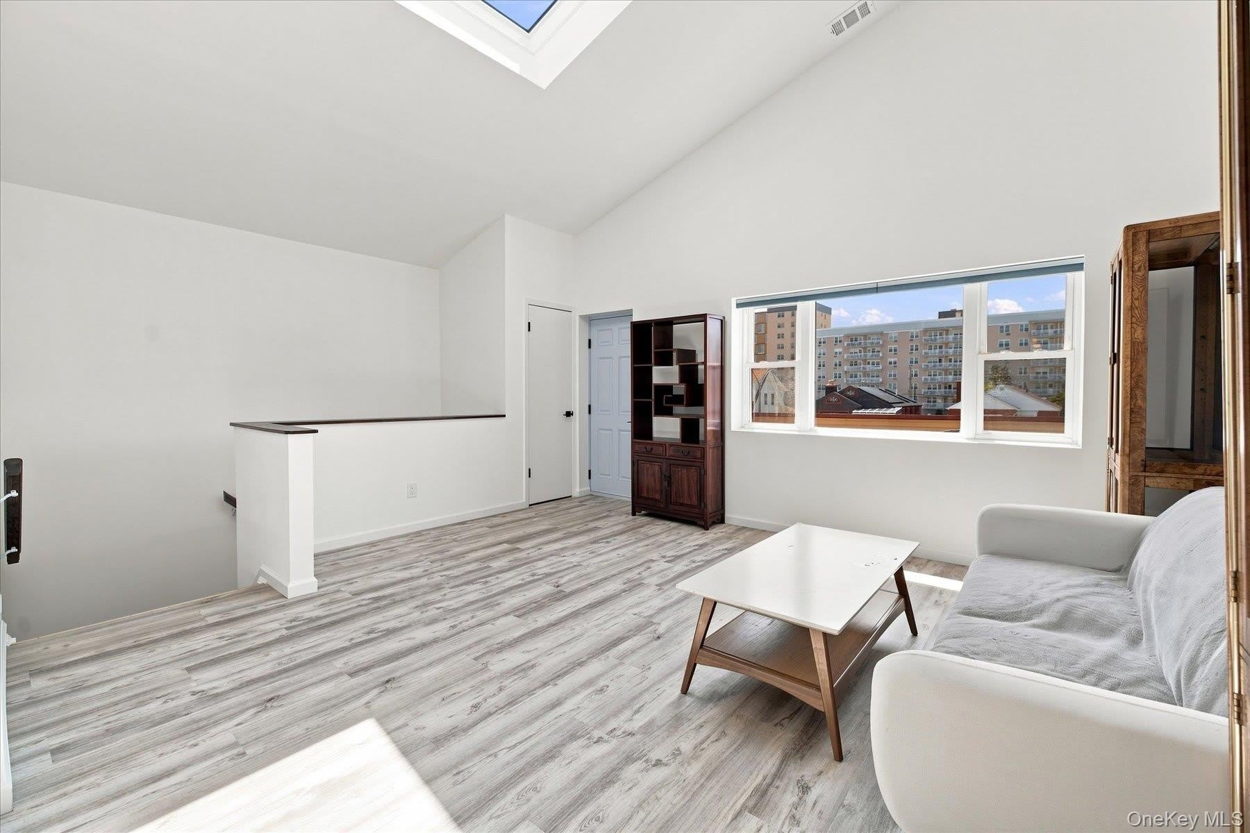 537 E Broadway – photo 2