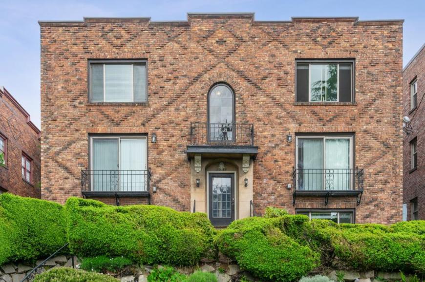2038 Yale ave E – photo 1