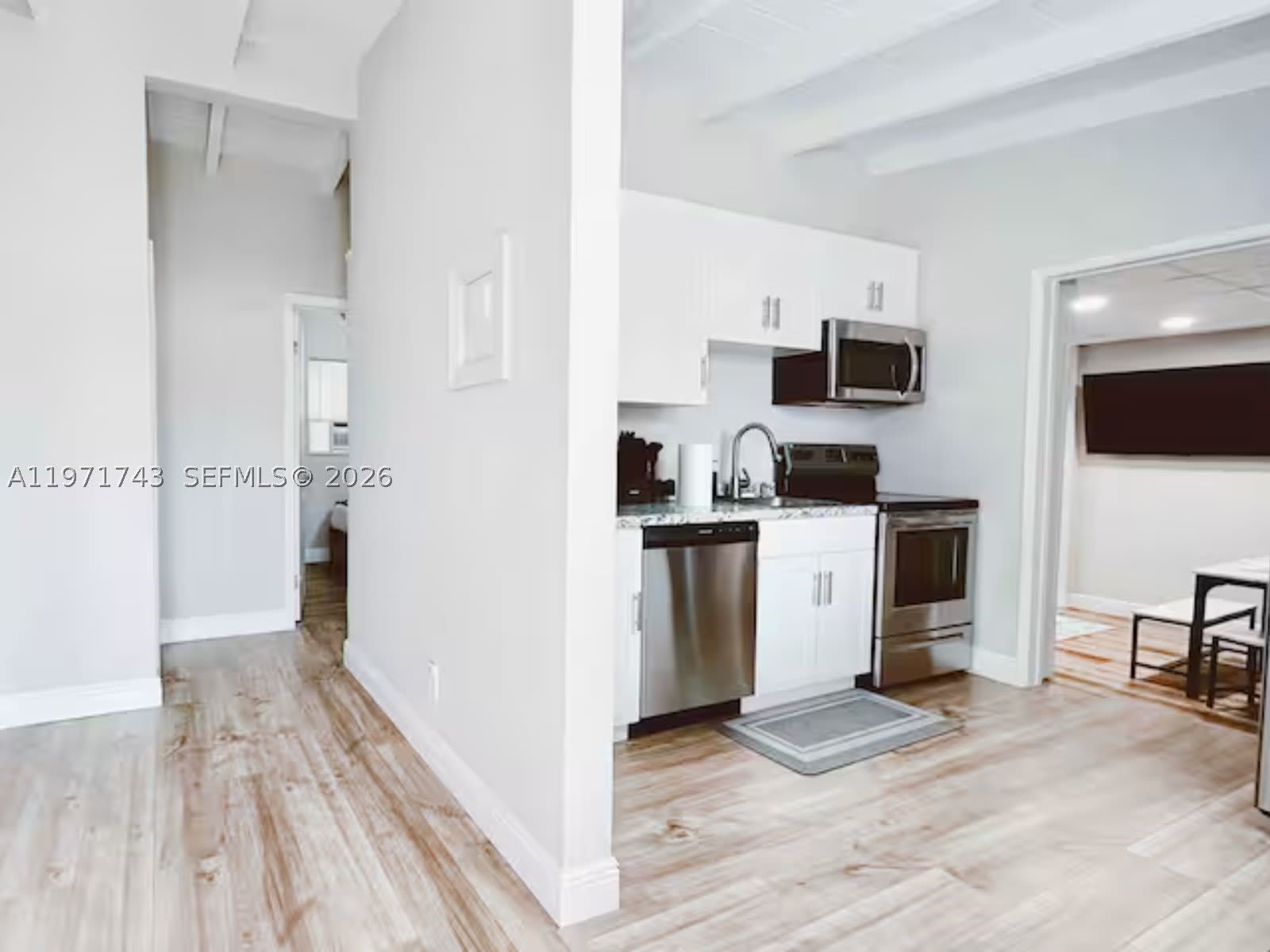 308 NE 8th Ct – photo 2