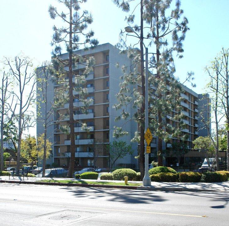 440 North Madison Ave. – photo 2