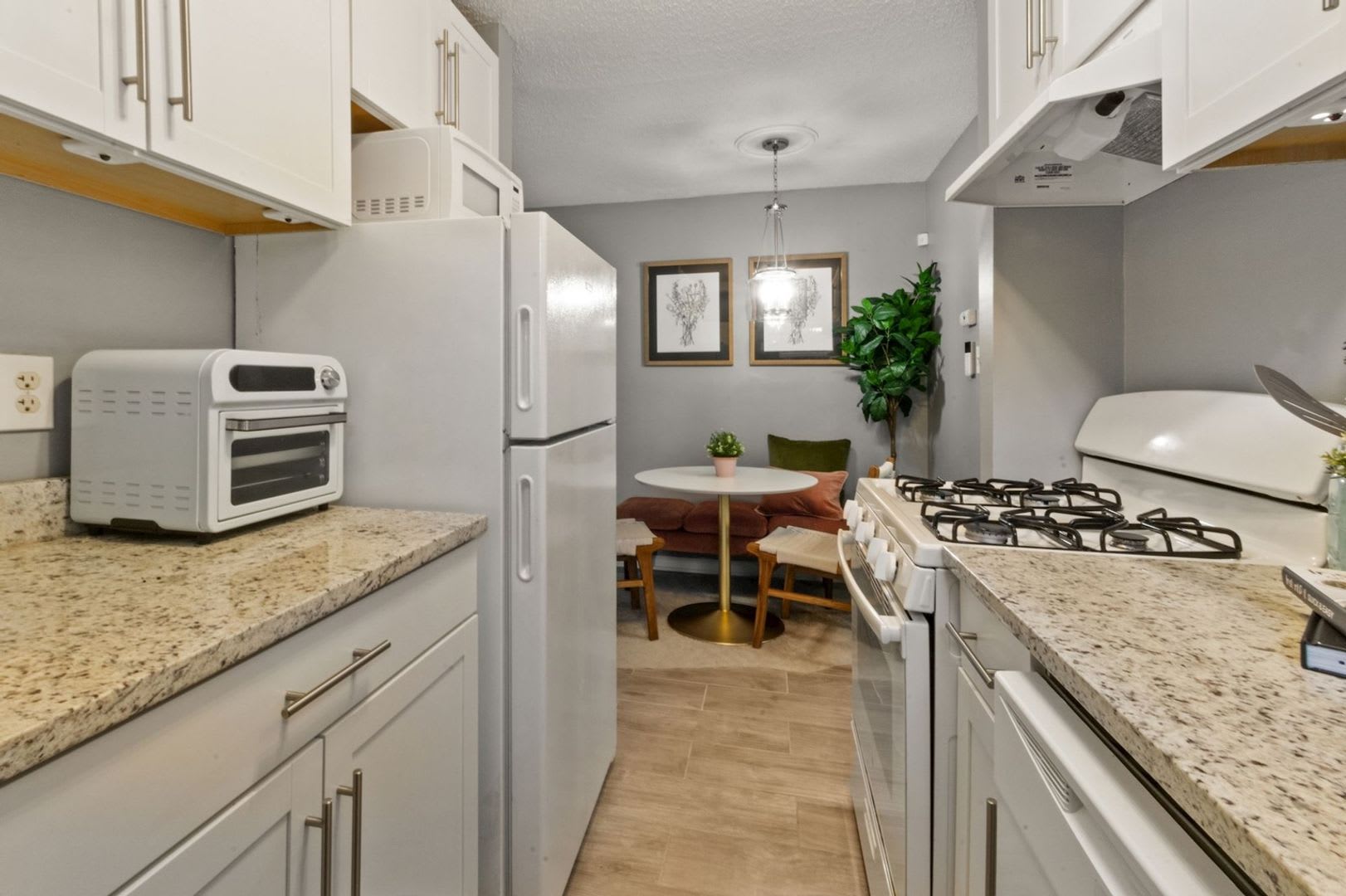 Plug and Play Luxury Condo Next to the Metro: Parking &amp; Utilities Included – photo 2
