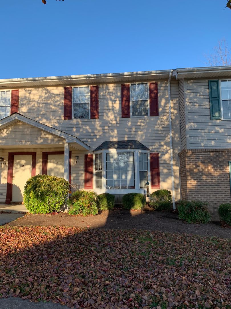 4 Bedroom, 3 Bath Townhouse – photo 3