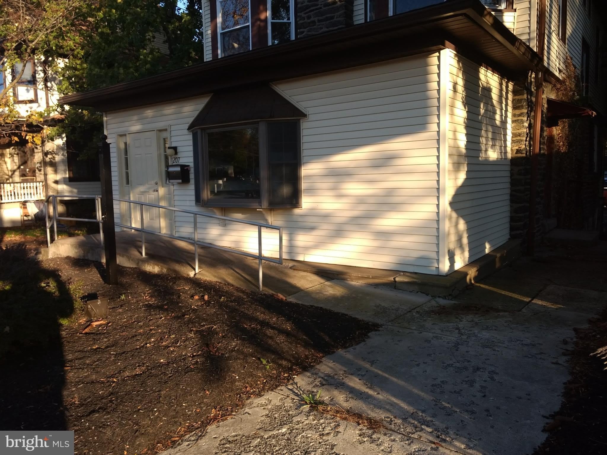 207 S EASTON Road – photo 2
