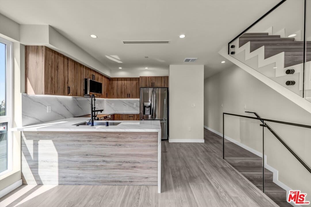 1305 N Sycamore Ave – photo 3