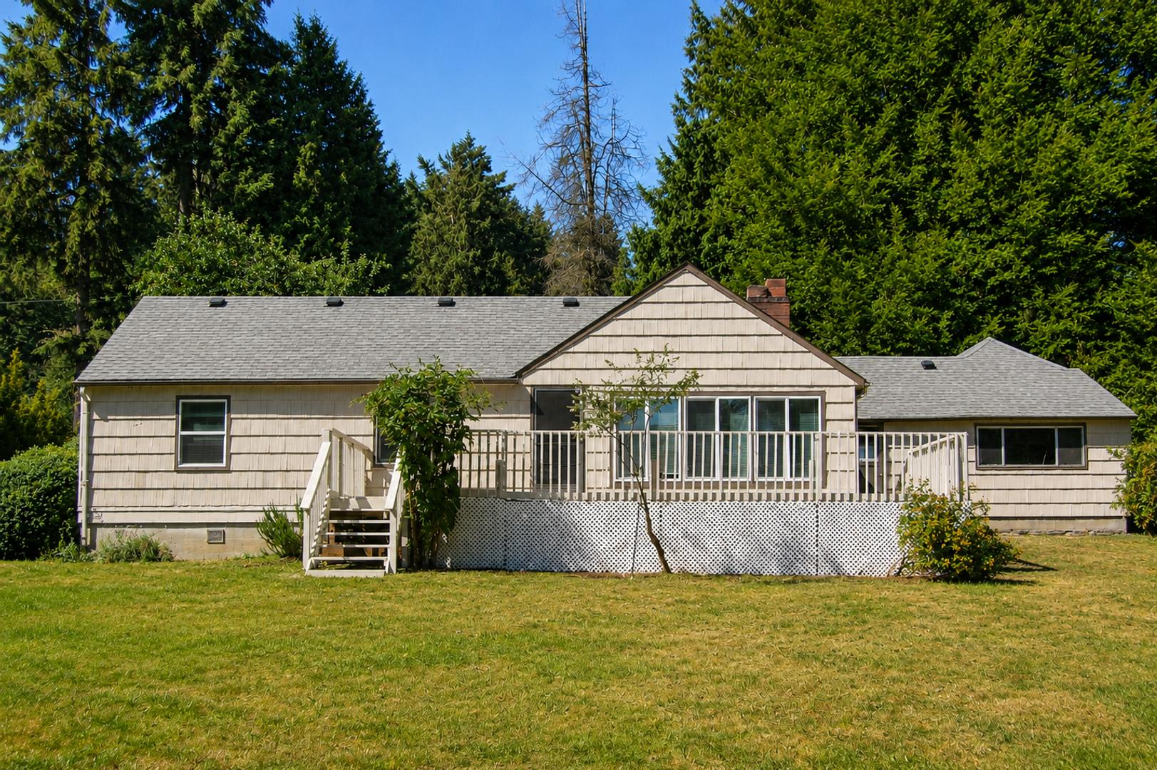 COLUMBIA RIVER Waterfront Home with Access on 1.5 Acres – photo 3