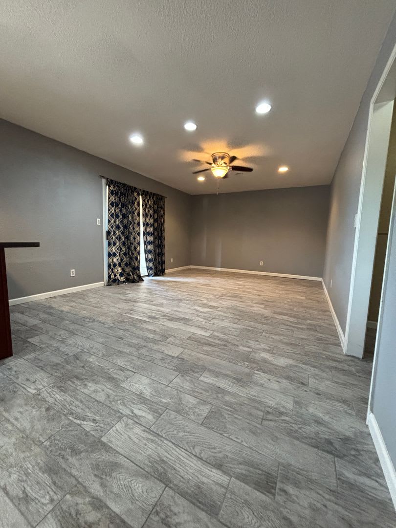 Single Family Home 2 Car Garage – photo 2