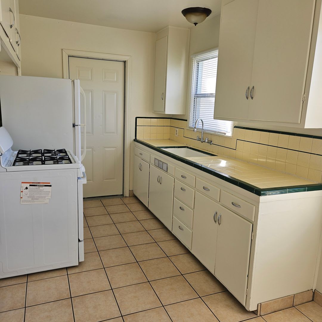 Charming 2 Bedroom Home With Large Backyard – photo 4