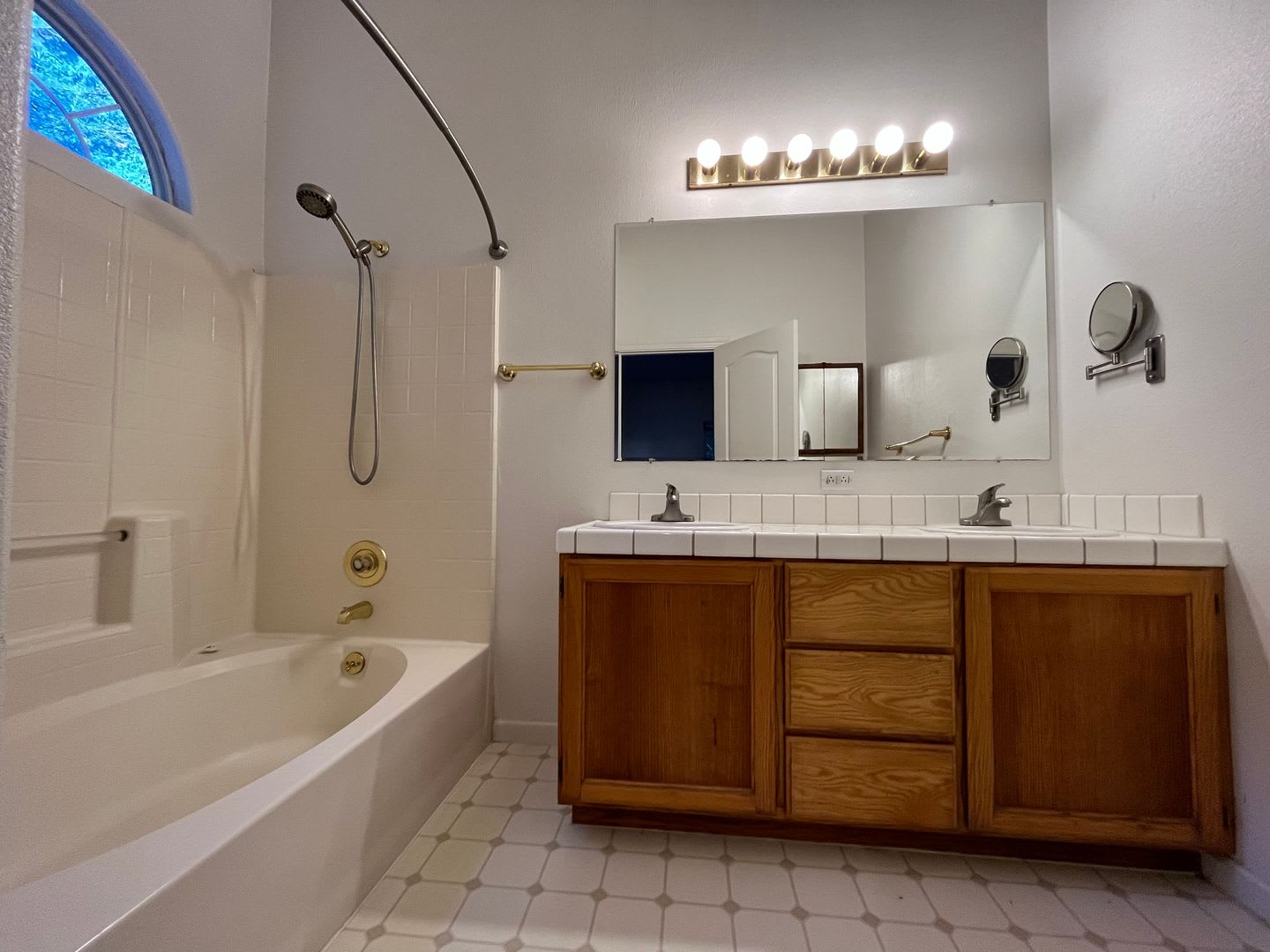 Spacious 3 Bedroom 2 5 Bathroom W Bonus Room And 2 Car Garage – photo 4