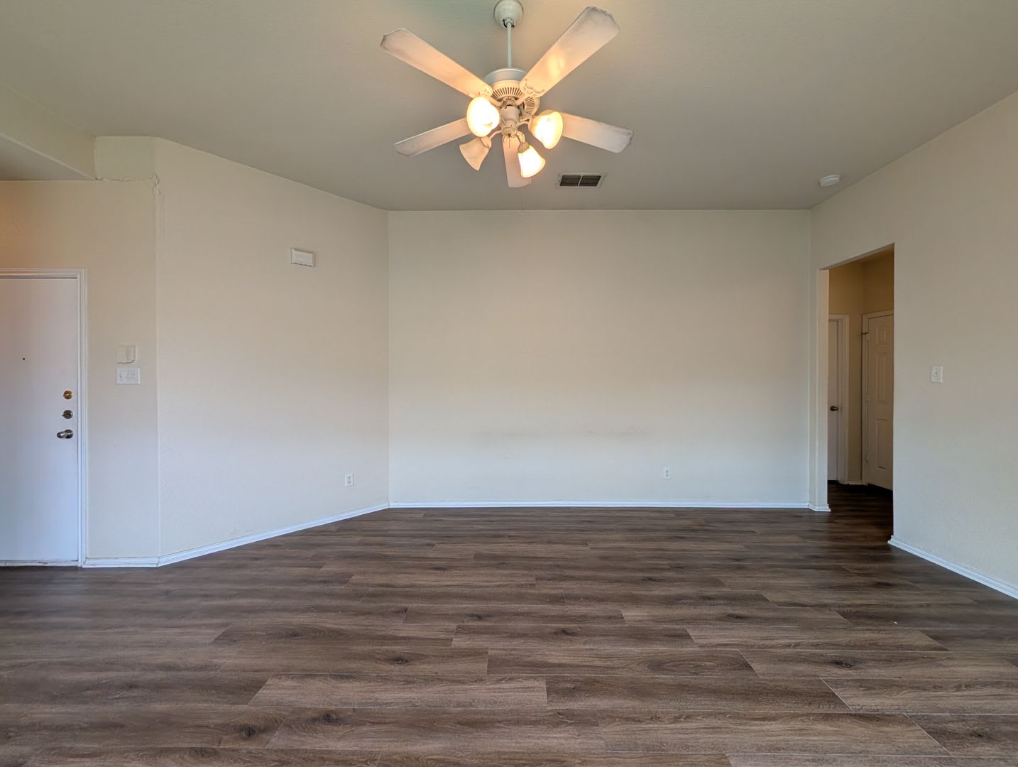 3 2 House Near Fisher Park Washer Dryer Included No Carpet Fenced In Yard Nbisd 2 Weeks Free Rent – photo 4