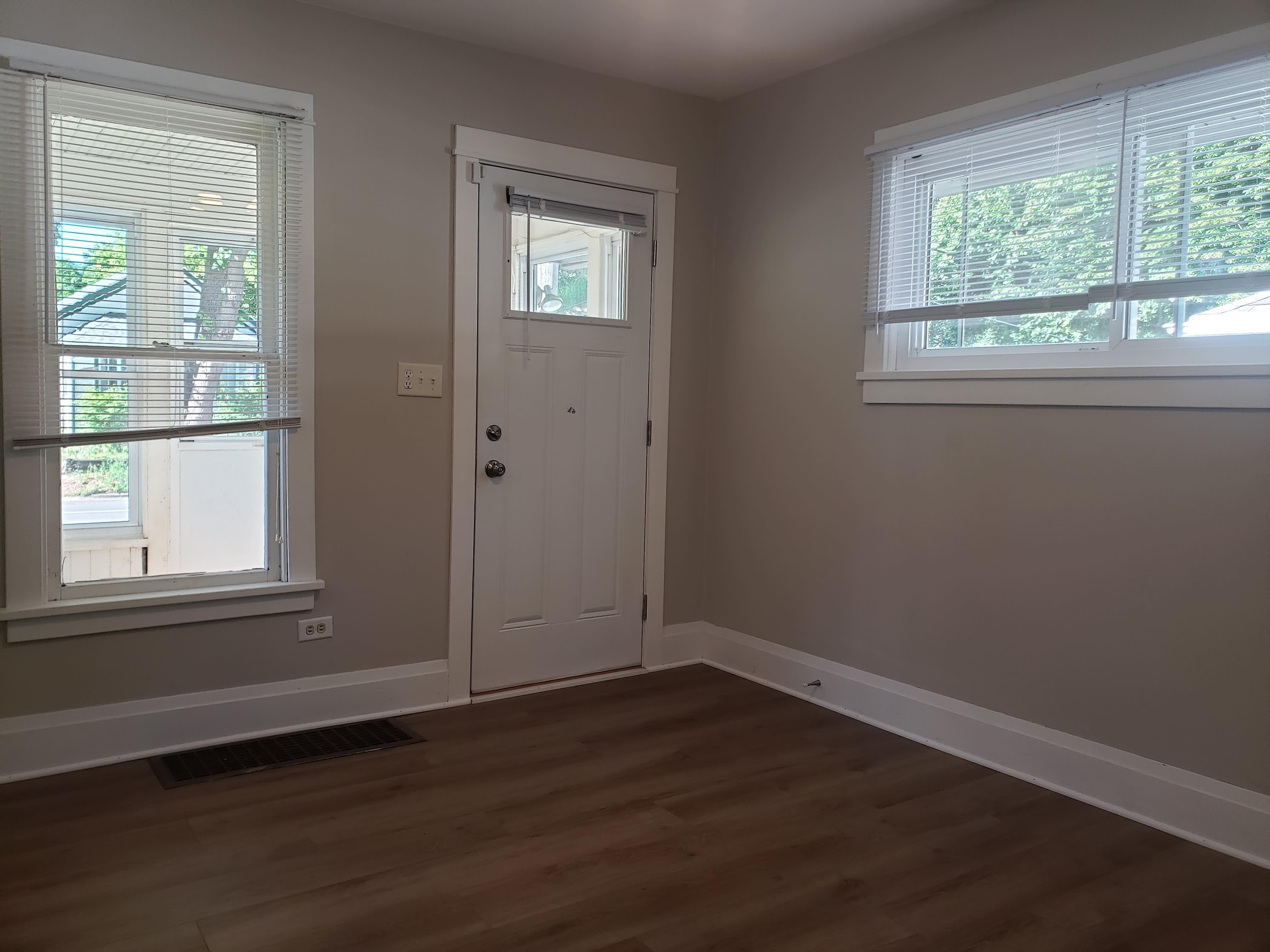 2709 Commercial Ave – photo 5