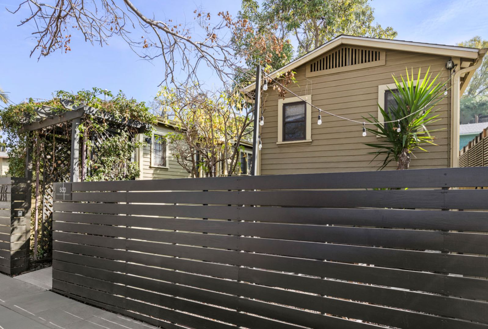 Adorable 1 Bed 1 Bath Apartment In The Heart Of Echo Park With In Unit Laundry Parking Private Yard – photo 4