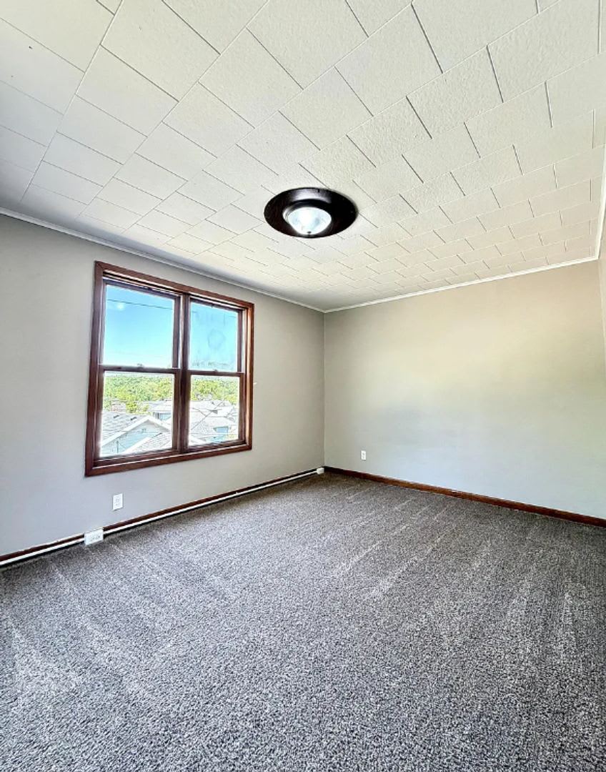 3 bedroom unit with bonus attic space – photo 3