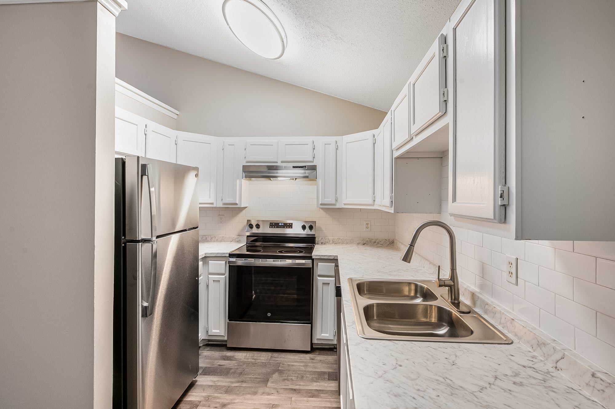 Jamestown Manor Apartments – photo 2