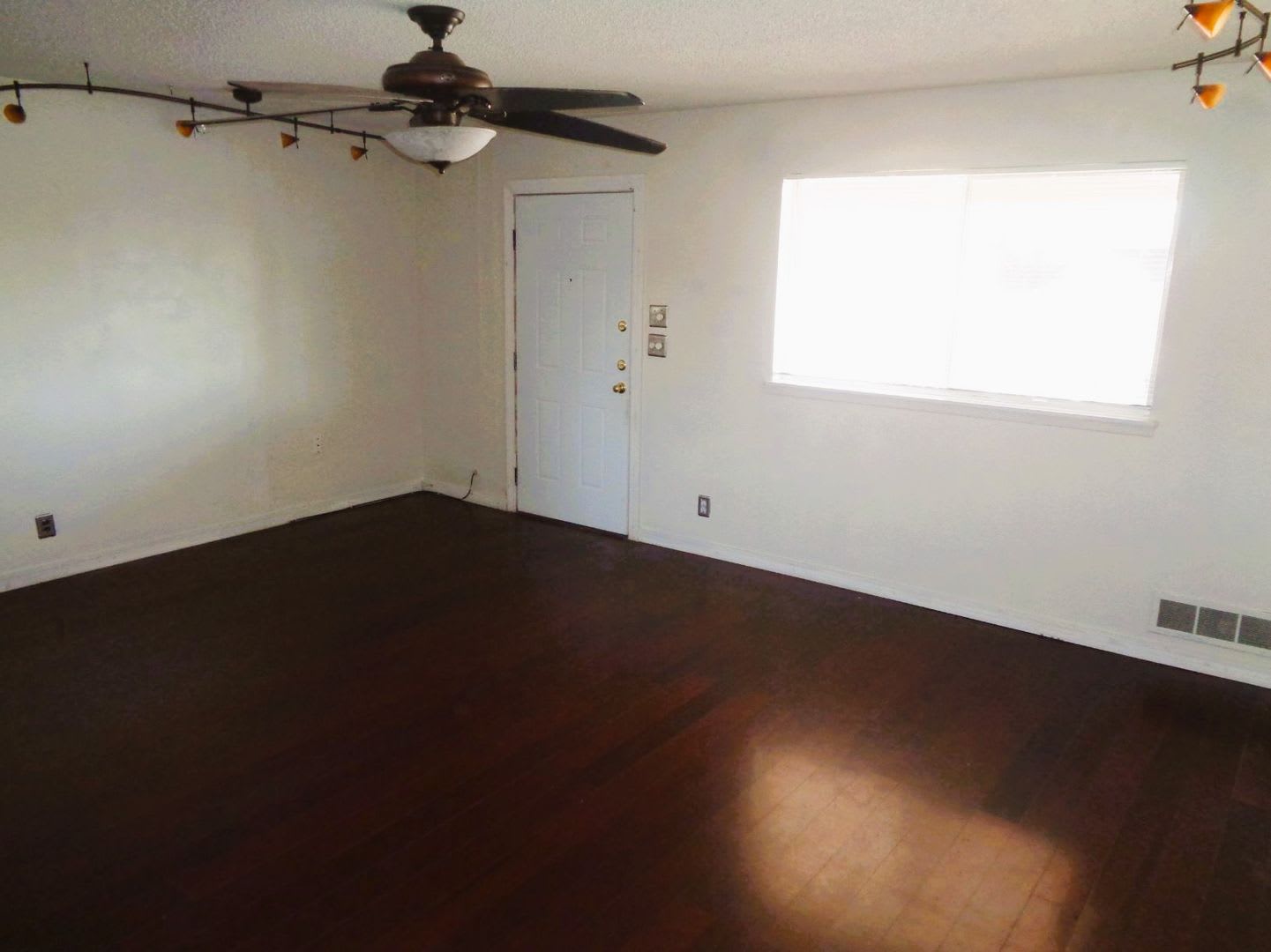 Adorable Single Level Northeast Home With Refrigerated Air Located In Quiet Neighborhood – photo 4