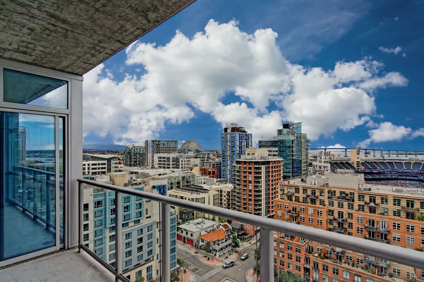 Large 2bed/2ba Condo at The Mark with amazing views! – photo 1