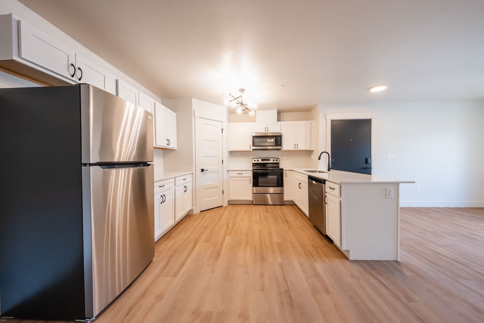 Jumbo 1 bed 1 bath Modern Apartment – photo 5