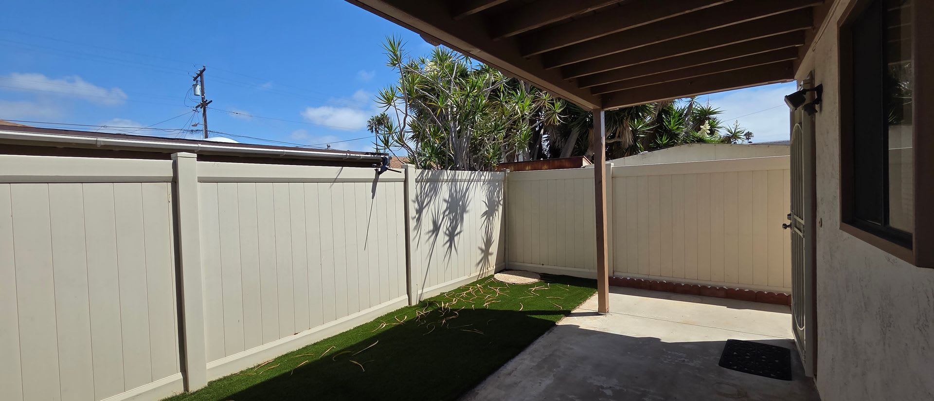 2-Bed, 1-Bath w/1-Car Garage, Fenced Yard – photo 3
